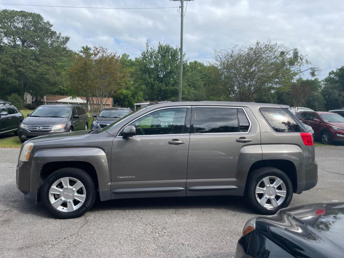 2011 BROWN GMC TERRAIN SLE-1 (2CTALMEC6B6) with an 2.4L engine, Automatic transmission, located at 5103 Dorchester Rd., Charleston, SC, 29418-5607, (843) 767-1122, 36.245171, -115.228050 - Comfortable Interior with CD/AUX/USB, OnStart Hands-free Phone, Power Windows, Power Locks, Power Mirrors, Spacious Cargo, Keyless Entry, Alloy Wheels. Local Trade-in!! 129k miles Located at New Life Auto Sales! 2023 WINNER for Post & Courier's Charleston's Choice Pre-owned Car Dealer AND 2018-2024 - Photo#3